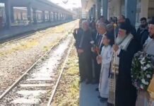 Τέμπη: Λουλούδια και στεφάνια στις γραμμές των τρένων στη Θεσσαλονίκη, βίντεο