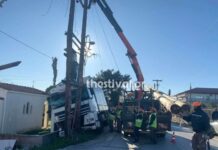 Ωραιόκαστρο: Φορτηγό καρφώθηκε σε κολώνα στη Συμμαχική Οδό, φωτο
