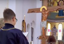 9χρονος εκφωνεί το «Σήμερον κρεμάται επί ξύλου» , βίντεο