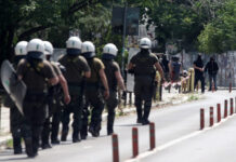 Θεσσαλονίκη: Επίθεση κουκουλοφόρων σε διμοιρία των ΜΑΤ στο ΑΠΘ