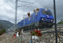 Τέμπη: Η ανατριχιαστική στιγμή που το Intercity περνά από το σημείο της φονικής σύγκρουσης (βίντεο)