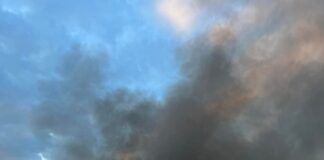 Ωραιόκαστρο: Φωτιά τώρα σε παράνομη χωματερή, βίντεο