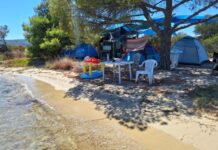 “Ανθεί” η παράνομη κατασκήνωση στο Διάπορο Χαλκιδικής (Φωτο)