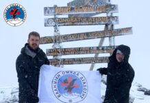 Στην κορυφή του όρους Κιλιμάντζαρο δύο μέλη της Ελληνικής Ομάδας Διάσωσης