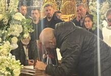 Θεσσαλονίκη: O κόσμος αποχαιρετά τον Βασίλη Καρρά, ζωντανή σύνδεση