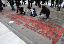Τέμπη: Φοιτητές ξαναγράφουν ονόματα των θυμάτων στη Βουλή – Μπαλάκι οι ευθύνες