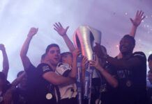 Η κούπα του πρωταθλητή στον ουρανό της Θεσσαλονίκης – Ξέφρενοι πανηγυρισμοί από τους οπαδούς του ΠΑΟΚ