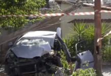 Θεσσαλονίκη: Ακαριαίος θάνατος οδηγού που “καρφώθηκε” σε κολόνα-Παραλίγο θα έμπαινε σε αυλή