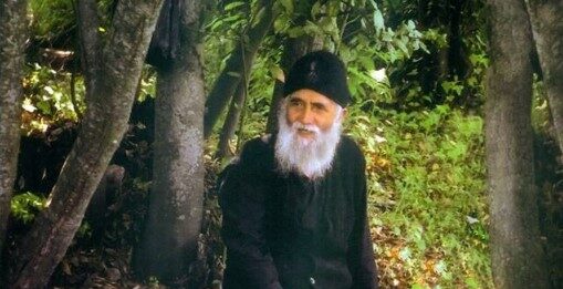 Άγιος Παΐσιος ο Αγιορείτης: Ο “Ασυρματιστής του Θεού” που Φώτισε τον 20ο Αιώνα