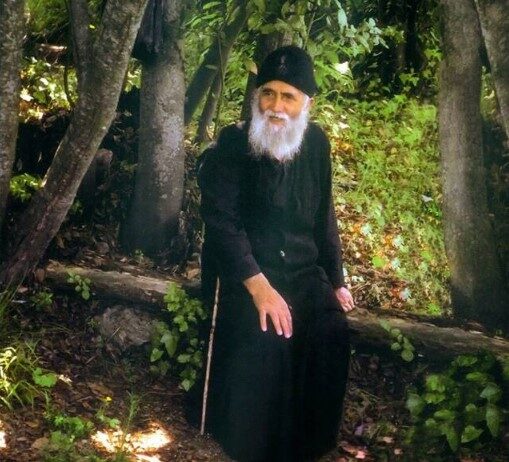 Άγιος Παΐσιος ο Αγιορείτης: Ο “Ασυρματιστής του Θεού” που Φώτισε τον 20ο Αιώνα