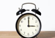 Τα ξημερώματα Κυριακής Γυρνάμε τα Ρολόγια Μία Ώρα Πίσω