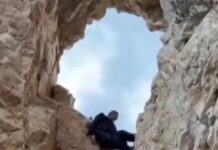Άγιο Όρος: «Κόβει την ανάσα» η εικόνα με μοναχό να σκαρφαλώνει στα απόκρημνα Καρούλια