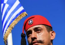 28η Οκτωβρίου: Δάκρυσε εύζωνας εν ώρα παρέλασης στη Θεσσαλονίκη – Το μήνυμα του πιλότου που συγκίνησε όλη την Ελλάδα