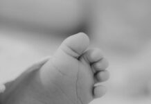 ΣΟΚ! Βρέθηκε Αναίσθητο Βρέφος 1 Έτους από Ναρκωτικά που Κάπνιζε ο Πατέρας