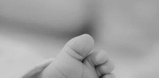 ΣΟΚ! Βρέθηκε Αναίσθητο Βρέφος 1 Έτους από Ναρκωτικά που Κάπνιζε ο Πατέρας