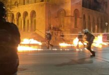 Θεσσαλονίκη: Βροχή μολότοφ από κουκουλοφόρους στα ΜΑΤ- Απάντησαν με χημικά και κρότου λάμψης (video)
