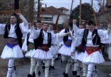 Τα Ρουγκάτσια της Χαλάστρας – Φουστανελοφόροι χορεύουν με σπαθιά στα χέρια υπό τους ήχους παραδοσιακής μουσικής