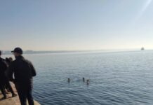 Θεσσαλονίκη: Φοιτήτριες βούτηξαν στον Θερμαϊκό κόλπο για το πρώτο μπάνιο του 2025