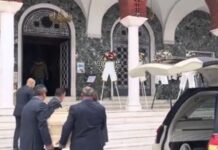 Σε κλίμα οδύνης η κηδεία του Βασίλη Καλογήρου – «Να έχετε ευλογία στη ζωή σας», είπε η μάνα του έξω από τον ναό
