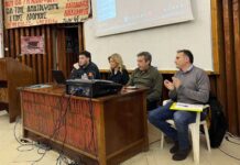 «Όσα παιδιά και φοιτητές είστε εδώ κάντε μια αγκαλιά τους γονείς σας το πρωί» – Συγκίνηση στο ΑΠΘ για τα Τέμπη