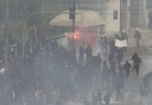 Live: Ένταση στην πλατεία Συντάγματος – Μολότοφ στο προαύλιο της Βουλής
