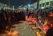 ΤΩΡΑ Βραδινή συγκέντρωση μνήμης για τις 57 αδικοχαμένες ψυχές στην τραγωδία των Τεμπών, βίντεο