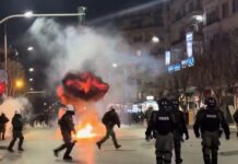 ΤΩΡΑ: Μολότοφ και χημικά στο κέντρο της Θεσσαλονίκης (video)