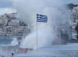 Ο καιρός την Κυριακή: Πτώση της θερμοκρασίας και «κόκκινος συναγερμός» για θυελλώδεις βοριάδες έως 8 μποφόρ στο Αιγαίο