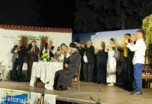 Γέλιο και Παράδοση στο Πετρωτό: Η Θεατρική Παράσταση «Αφορισμένον Ινιάτ» μάγεψε το Κοινό
