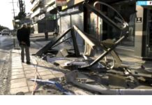 Τροχαίο στον Εύοσμο: 24χρονη Οδηγός Έπεσε με το Αυτοκίνητο σε Στάση Λεωφορείου