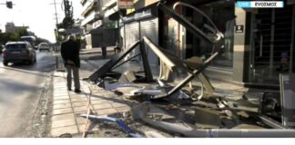 Τροχαίο στον Εύοσμο: 24χρονη Οδηγός Έπεσε με το Αυτοκίνητο σε Στάση Λεωφορείου