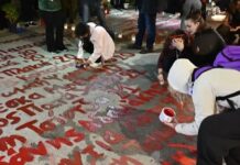 Έγραψαν ξανά τα ονόματα των θυμάτων των Τεμπών έξω από τη Βουλή