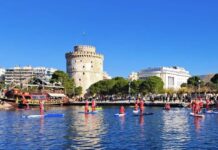 Ο Θερμαϊκός Κόλπος γεμίζει σήμερα, 21/12, με δεκάδες Άι-Βασίληδες πάνω σε σανίδες
