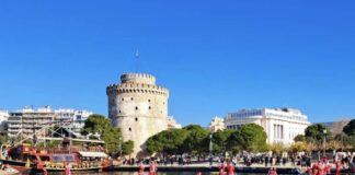 Ο Θερμαϊκός Κόλπος γεμίζει σήμερα, 21/12, με δεκάδες Άι-Βασίληδες πάνω σε σανίδες