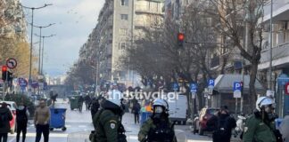 Πεδίο μάχης το κέντρο της Θεσσαλονίκης: Μολότοφ και χημικά στην πορεία για τα Τέμπη, βίντεο