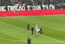 Ρίγη συγκίνησης στην Τούμπα: Η μητέρα του αδικοχαμένου οπαδού χτύπησε το τύμπανο, βίντεο