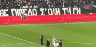 Ρίγη συγκίνησης στην Τούμπα: Η μητέρα του αδικοχαμένου οπαδού χτύπησε το τύμπανο, βίντεο