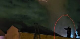 Ωραιόκαστρο: Ηρωική επέμβαση αστυνομικών – Απεγκλώβισαν μητέρα και τρία παιδιά από φλεγόμενη οικοδομή, βίντεο