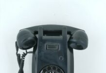 «Το τηλεφώνημα»: Ένα καυστικό πολιτικό διήγημα για το παρασκήνιο της εξουσίας, γράφει ο “Σταυριώτης”