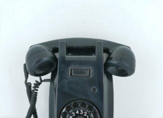 «Το τηλεφώνημα»: Ένα καυστικό πολιτικό διήγημα για το παρασκήνιο της εξουσίας, γράφει ο “Σταυριώτης”