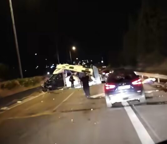 Χαλκιδική: Αυτοκινούμενο τροχόσπιτο άνοιξε στα δύο – Δύο τραυματίες στο νοσοκομείο, βίντεο
