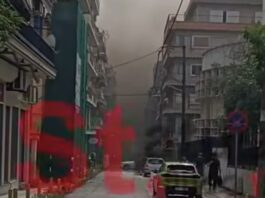 ΤΩΡΑ – Θεσσαλονίκη: Πυρκαγιά σε συνεργείο αυτοκινήτων – Πυκνοί καπνοί και έντονη δυσοσμία, βίντεο