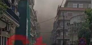 ΤΩΡΑ – Θεσσαλονίκη: Πυρκαγιά σε συνεργείο αυτοκινήτων – Πυκνοί καπνοί και έντονη δυσοσμία, βίντεο