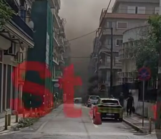 ΤΩΡΑ – Θεσσαλονίκη: Πυρκαγιά σε συνεργείο αυτοκινήτων – Πυκνοί καπνοί και έντονη δυσοσμία, βίντεο