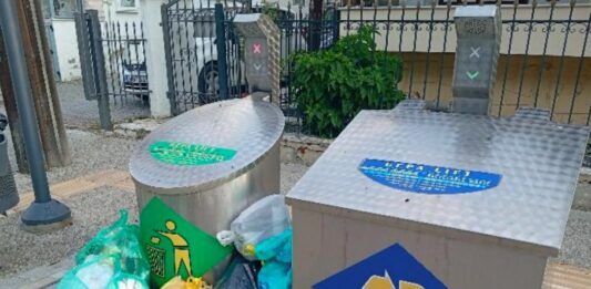 Υγειονομική «βόμβα» στο Ωραιόκαστρο: Τα σκουπίδια εκτός κάδων απειλούν τη δημόσια υγεία