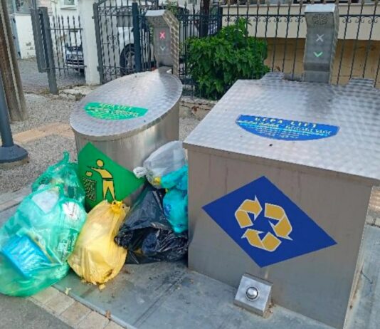 Υγειονομική «βόμβα» στο Ωραιόκαστρο: Τα σκουπίδια εκτός κάδων απειλούν τη δημόσια υγεία