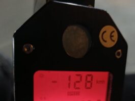Θεσσαλονίκη: 26χρονος μεθυσμένος, χωρίς δίπλωμα, ασφάλεια και πινακίδες, έσπασε μπλόκο της Τροχαίας με 128 χλμ/ώρα