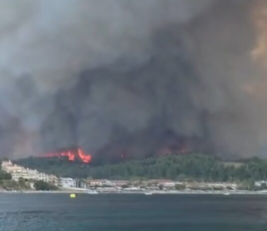 Μαίνεται ανεξέλεγκτη η μεγάλη πυρκαγιά στη Σίβηρη Χαλκιδικής – Μπαράζ μηνυμάτων από το 112 και εκκενώσεις