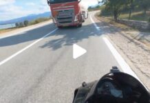 «Άγιο είχε» μοτοσικλετιστής: Βυτιοφόρο μπήκε στο αντίθετο ρεύμα πάνω σε στροφή – Βίντεο σοκ