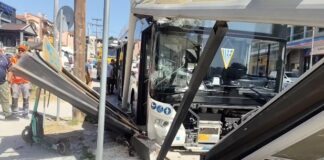 Θεσσαλονίκη: Λεωφορείο του ΟΑΣΘ κάρφωσε σε στάση και τσακίστηκε με ΚΤΕΛ – Σε κρίσιμη κατάσταση 21χρονη